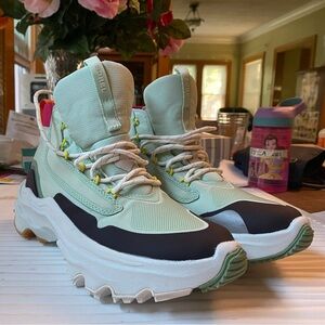 Sorel womenKinetic Breakthru Venture Waterproof Sneaker (Women) size 7